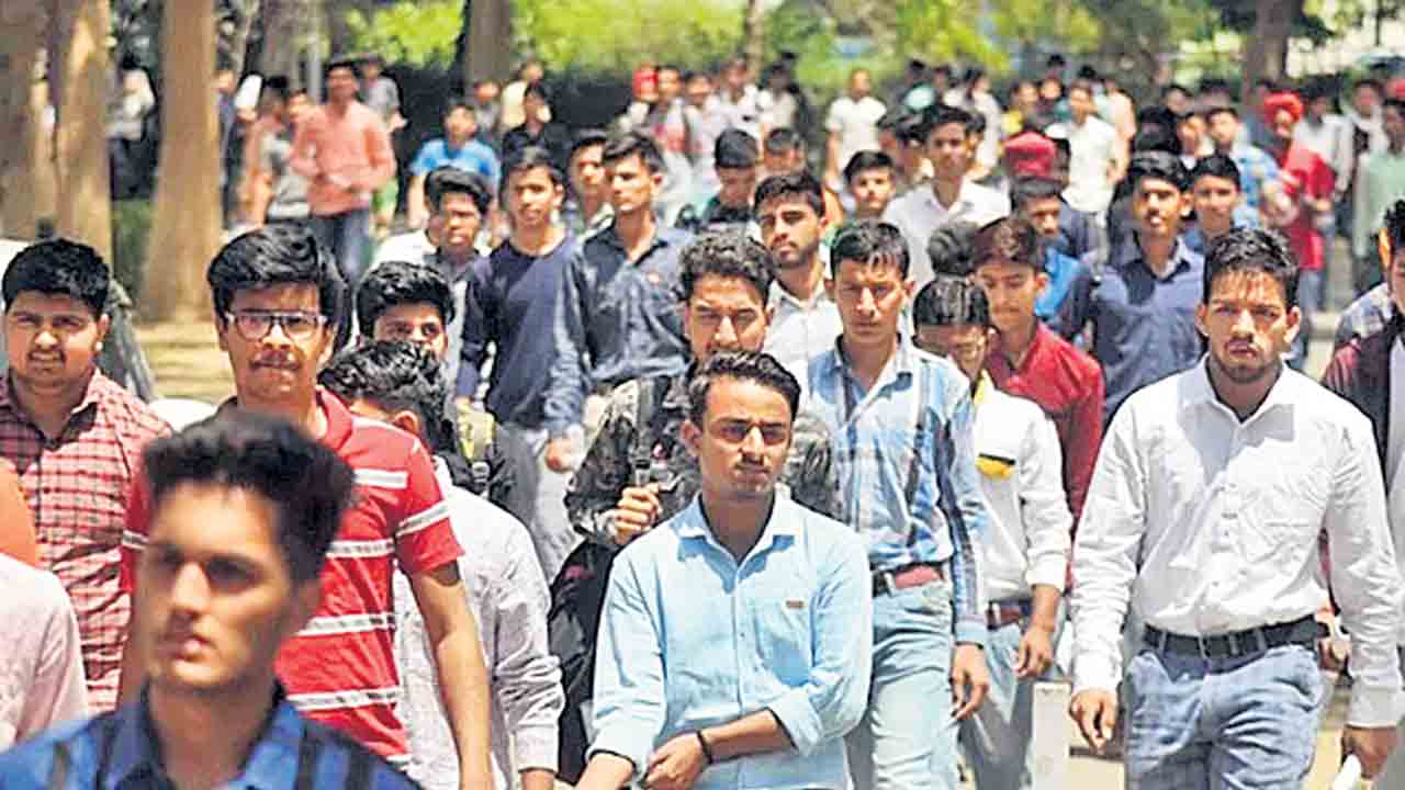 8.25% పట్టభద్రులకే అర్హతకు తగ్గ ఉద్యోగాలు