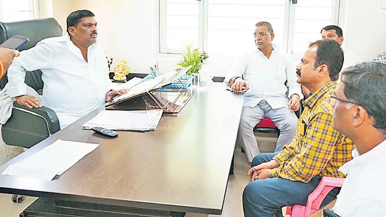 విద్యుత్‌ అధికారుల తీరుపై ఆగ్రహం