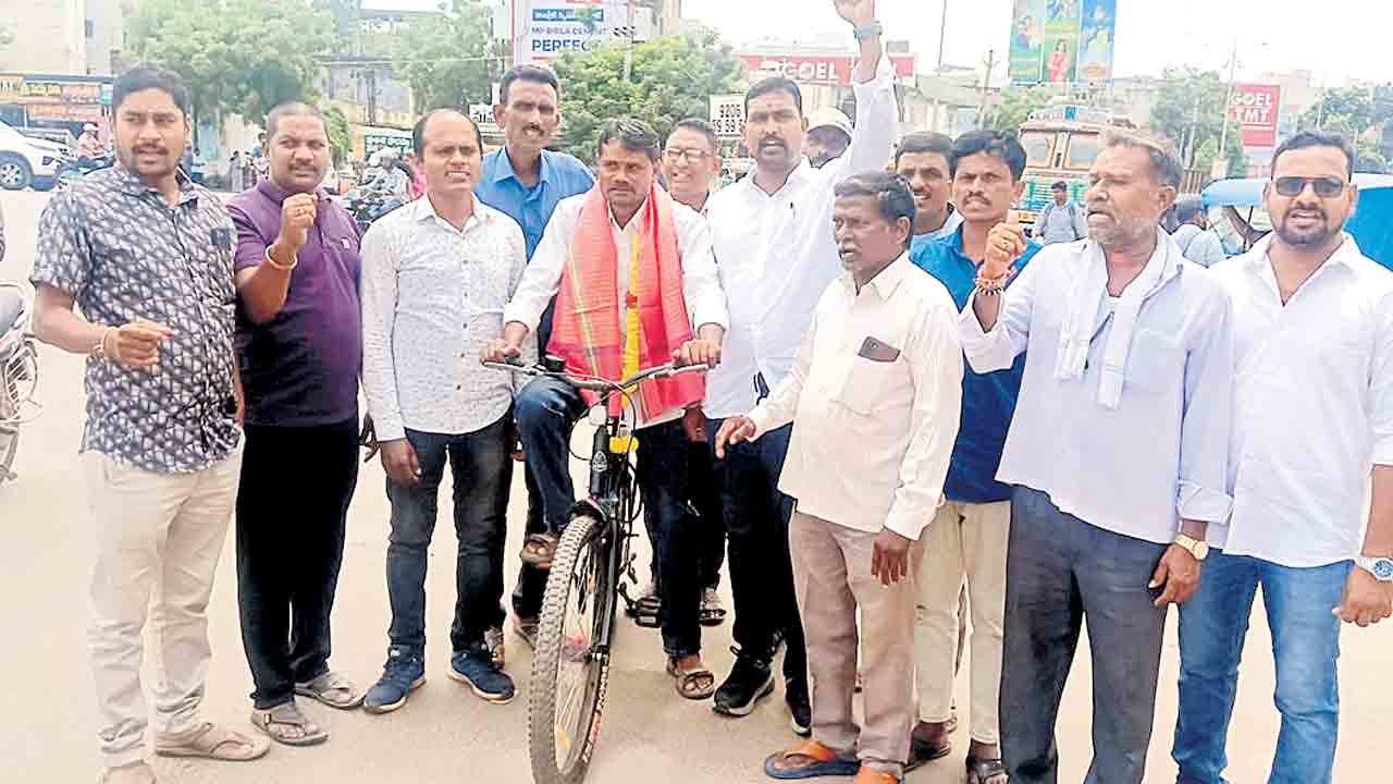 మేనిఫెస్టో అమలు చేయాలని సైకిల్‌యాత్ర