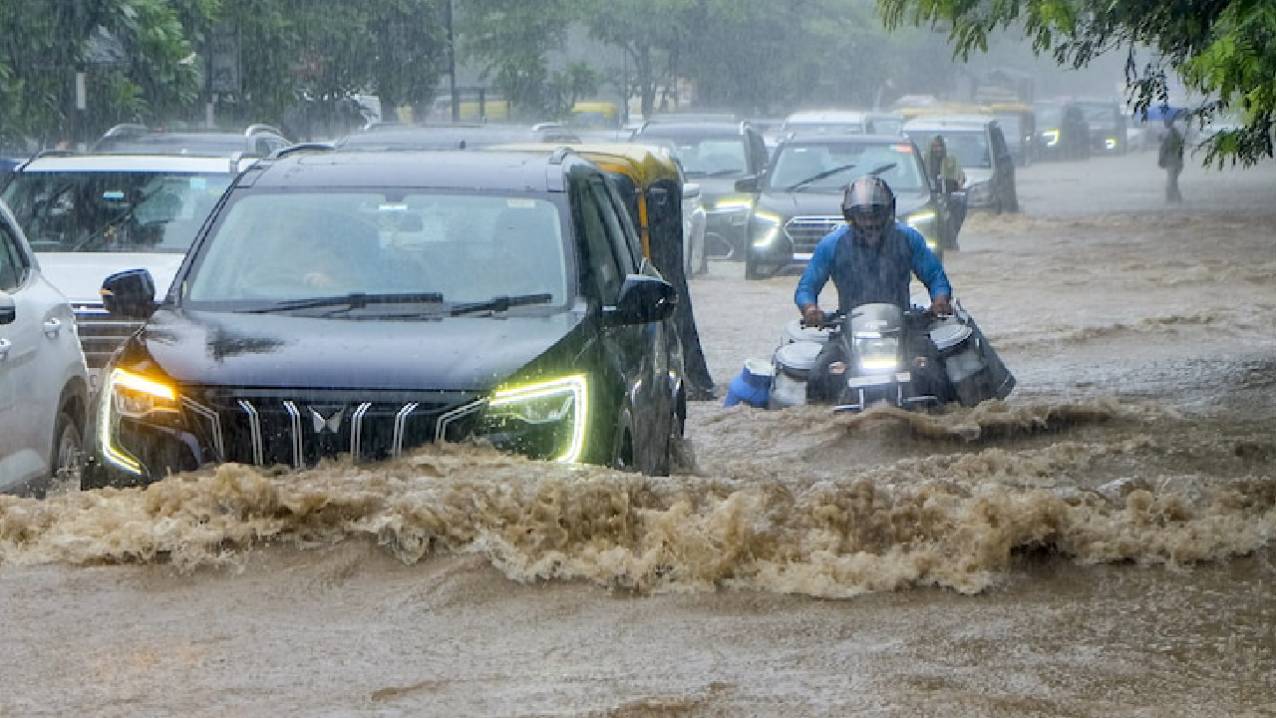 Gurugram | నీట మునిగిన గురుగ్రామ్.. రోడ్డుపై పెద్ద గోతులు.. జనాల ఇక్కట్లు