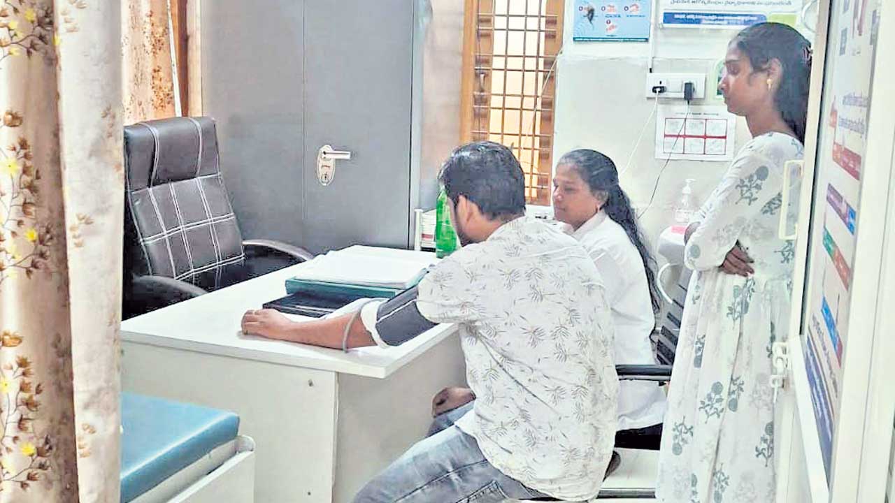 దవాఖాన హై.. డాక్టర్‌ నహీ హై