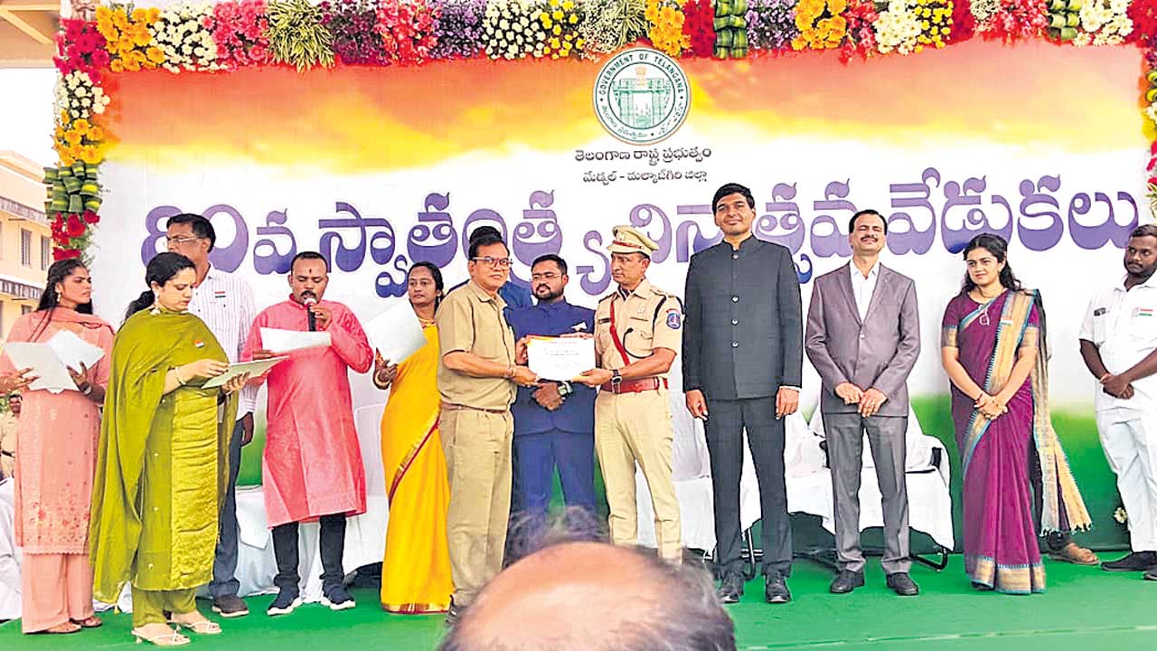 కండక్టర్‌ గోవింద్‌కు పురస్కారం