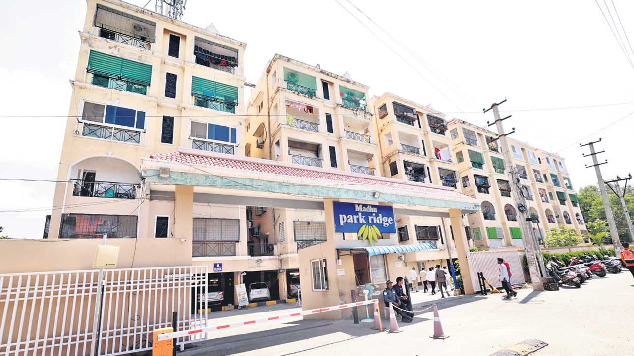 ఖాళీ చేసి పొండి