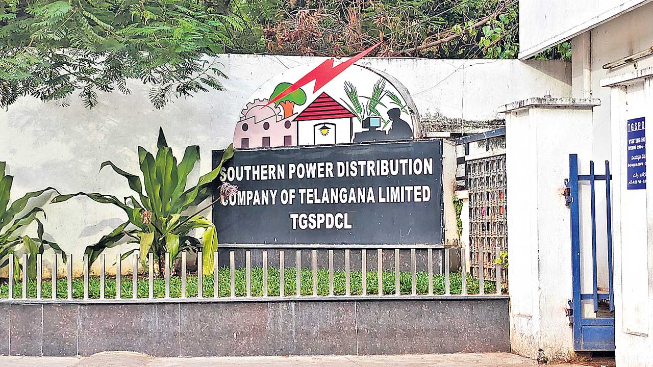 సైబర్‌ సిటీ సర్కిల్‌లో అక్రమాలు..!