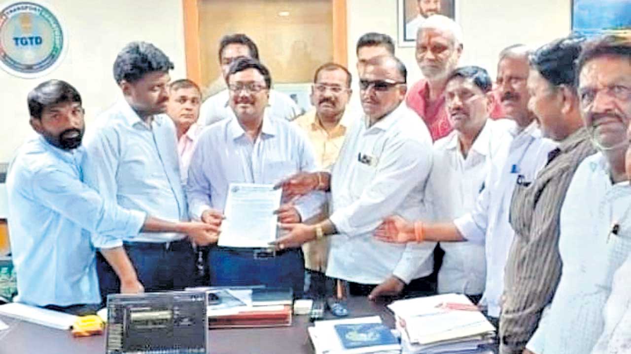 ఆటో అన్నల ఆందోళన బాట 23 నుంచి సమ్మె