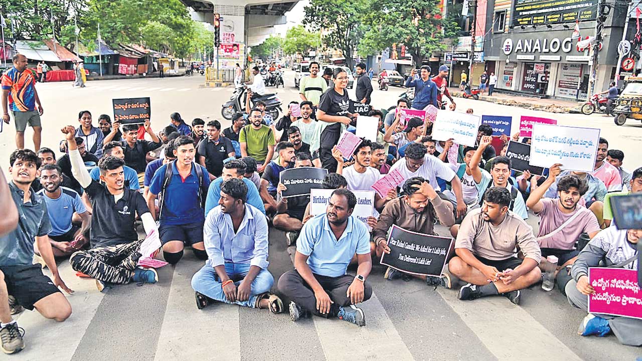 నిప్పులు చెరిగిన నిరుద్యోగులు