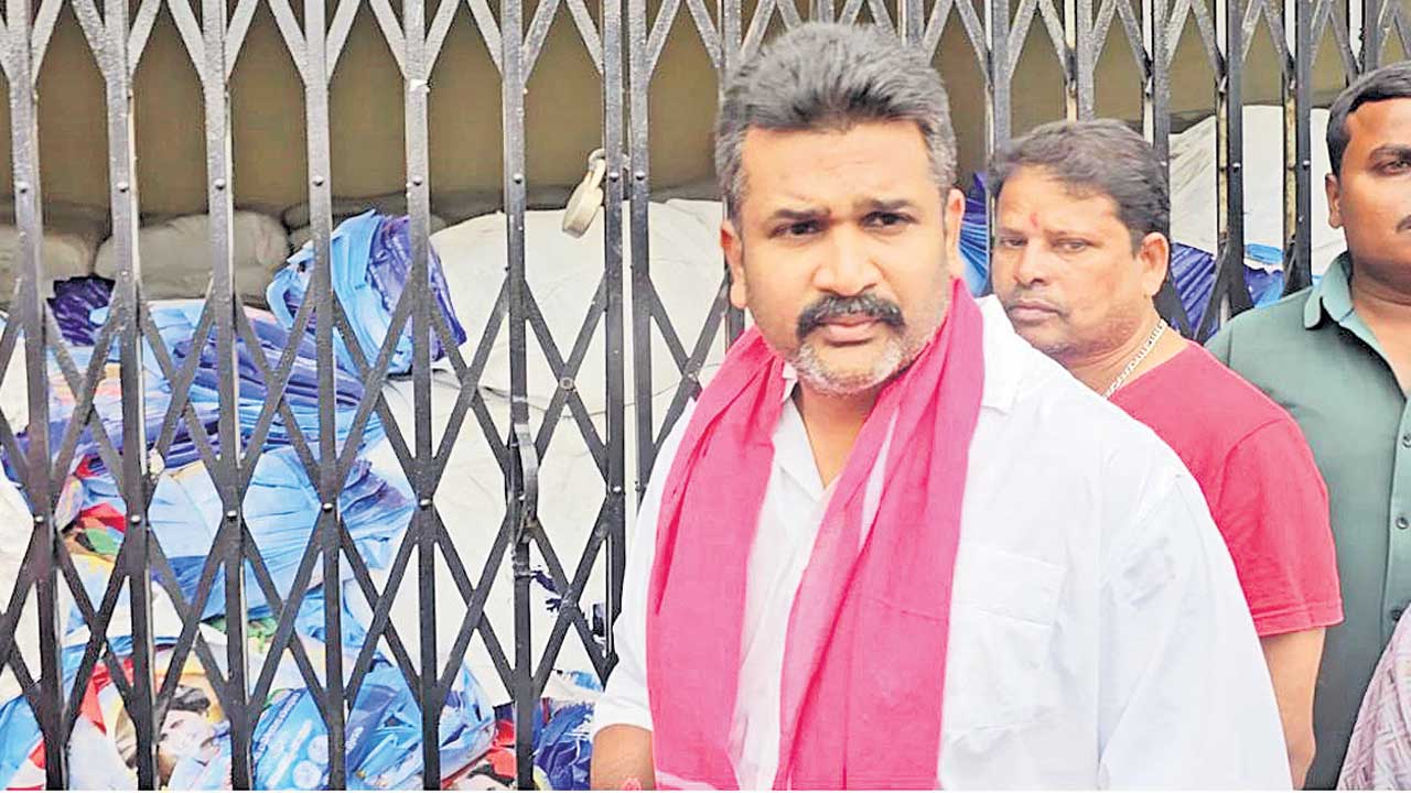 గుట్టలుగా ఇందిరమ్మ చీరలు