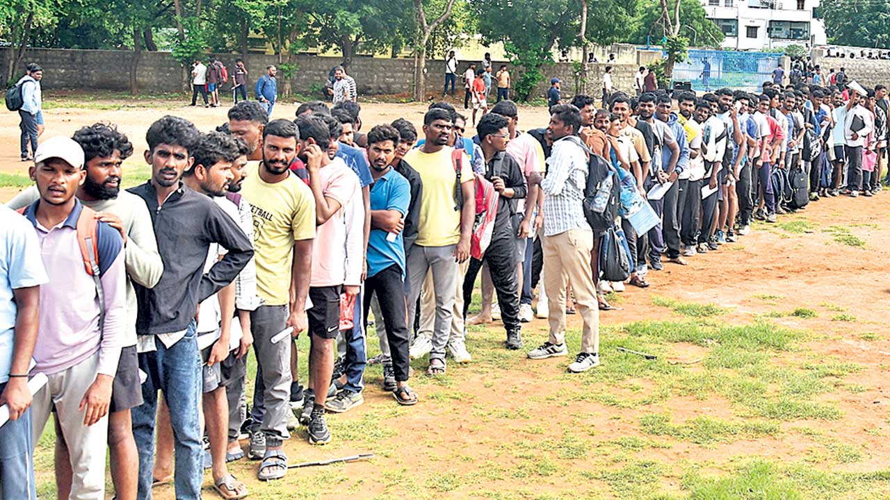చూడు చూడు.. నిరుద్యోగుల గోడు