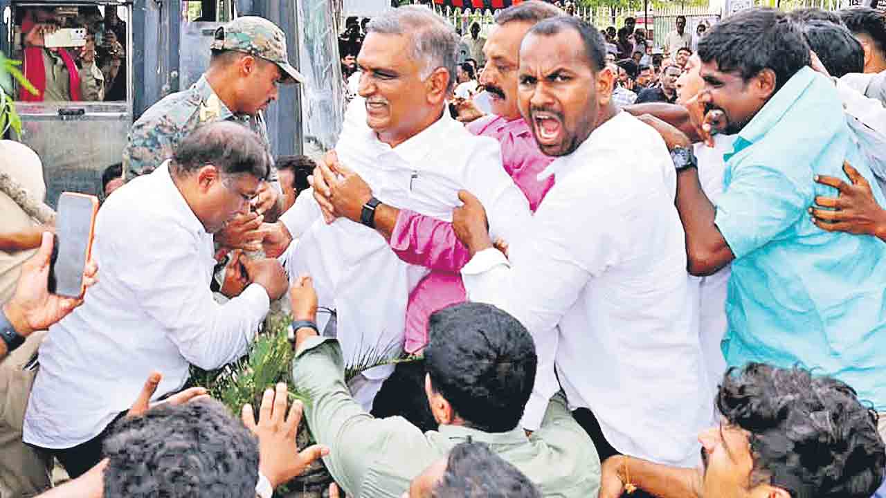 విద్యార్థులేమైనా టెర్రరిస్టులా?.. రేవంత్‌ సర్కార్‌ తీరుపై మాజీ మంత్రి హరీశ్‌రావు ఫైర్‌