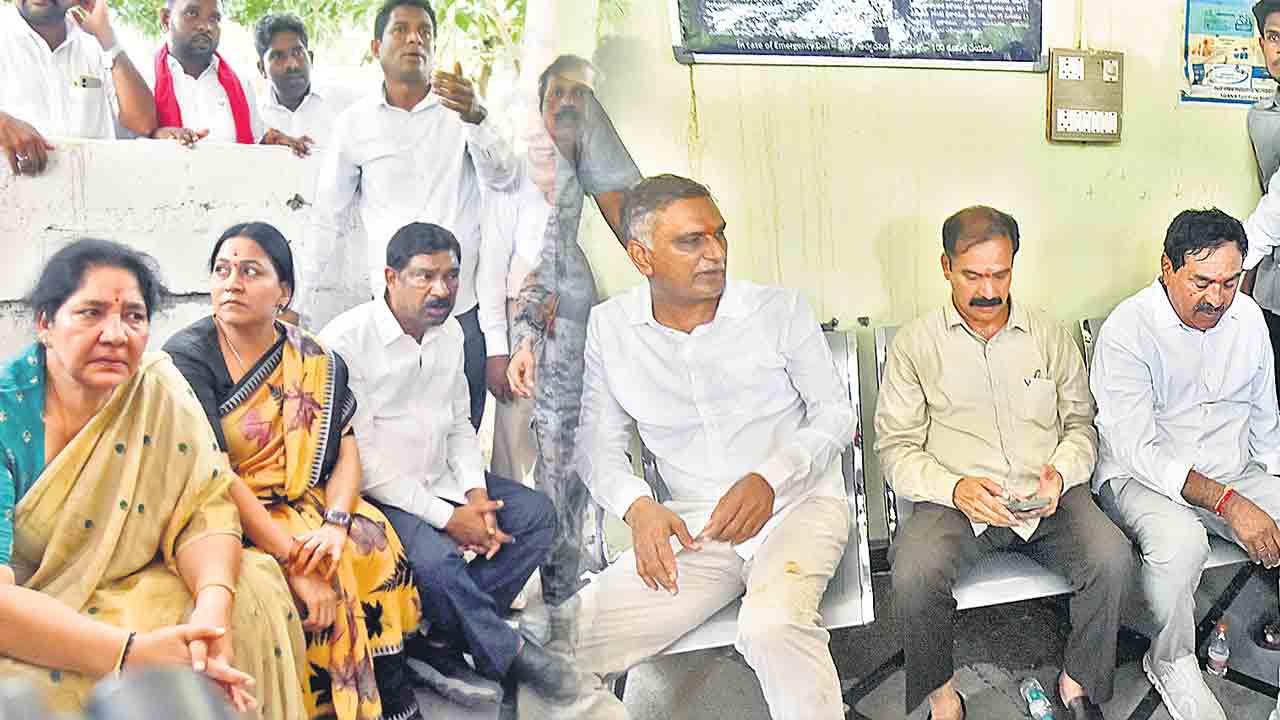 బీఆర్‌ఎస్‌ నేతలపై పోలీసుల దౌర్జన్యం.. హరీశ్‌ను అడ్డుకోవడంతో ఉద్రిక్తత