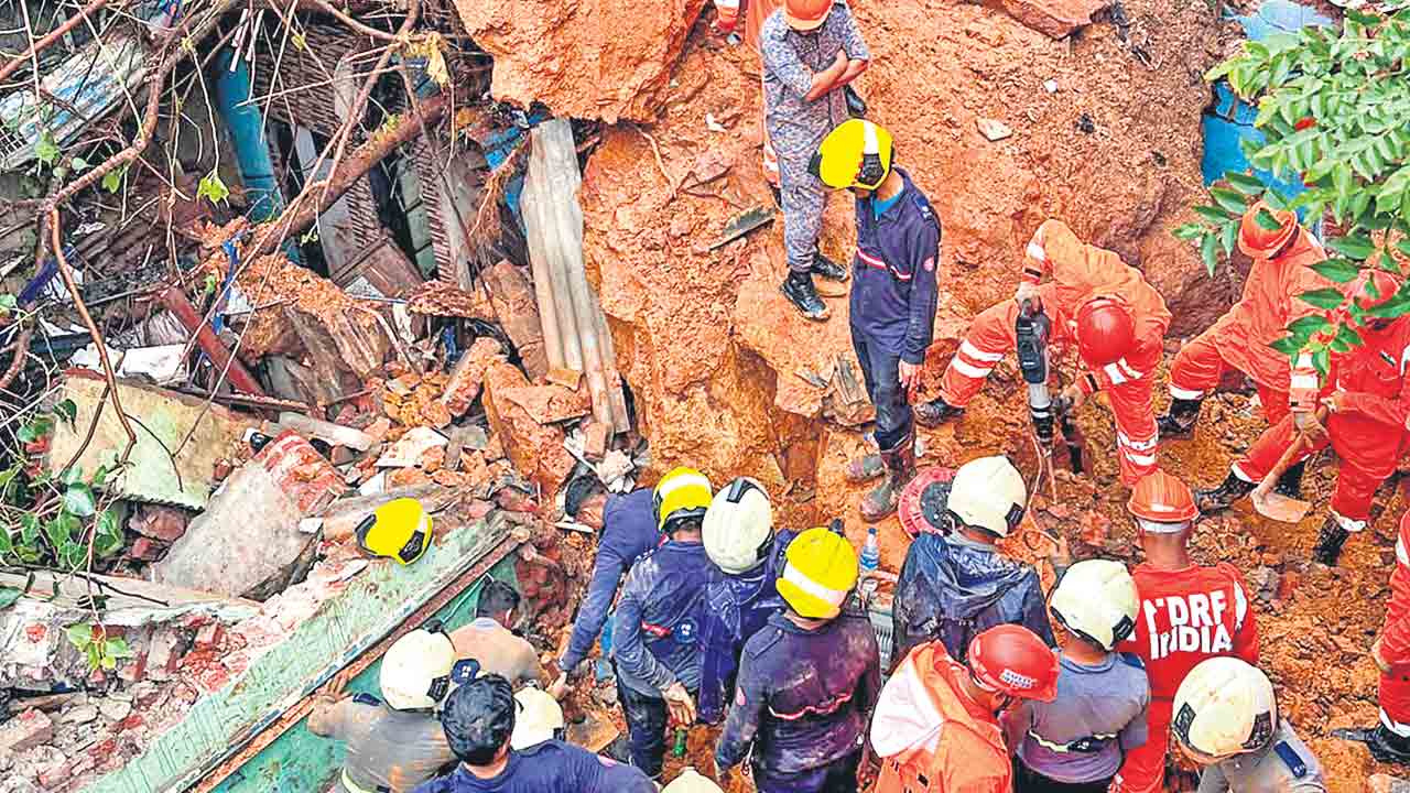 కొండ చరియలు విరిగిపడి ముంబైలో ఏడుగురు మృతి