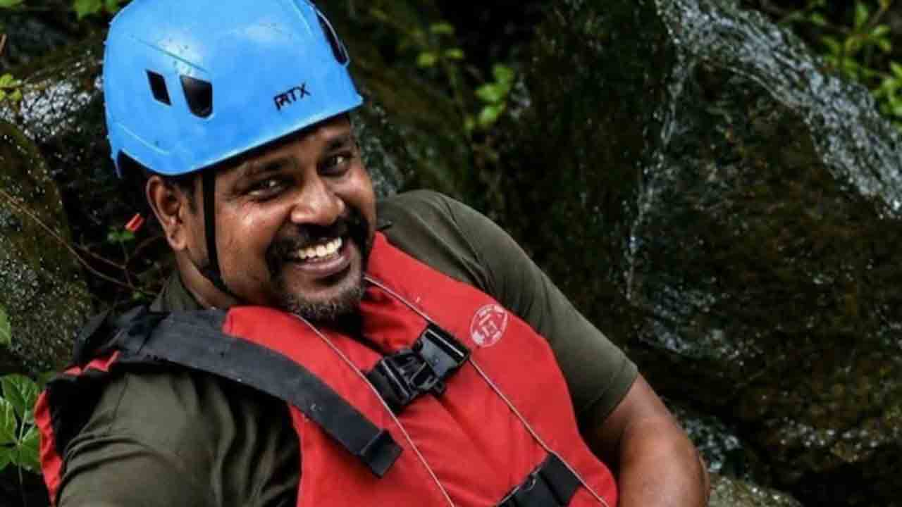 Kerala floods Hero Lost Life | రైతును కాపాడేందుకు లైఫ్‌ జాకెట్‌ ఇచ్చి.. వరదల్లో కొట్టుకుపోయి    సహాయక వీరుడు మృతి