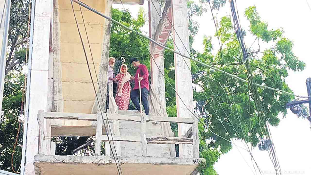 దవాఖానకు వెళ్లొచ్చేలోగా ఇల్లు కూల్చివేత.. వాటర్‌ ట్యాంక్‌ ఎక్కి వృద్ధుల నిరసన