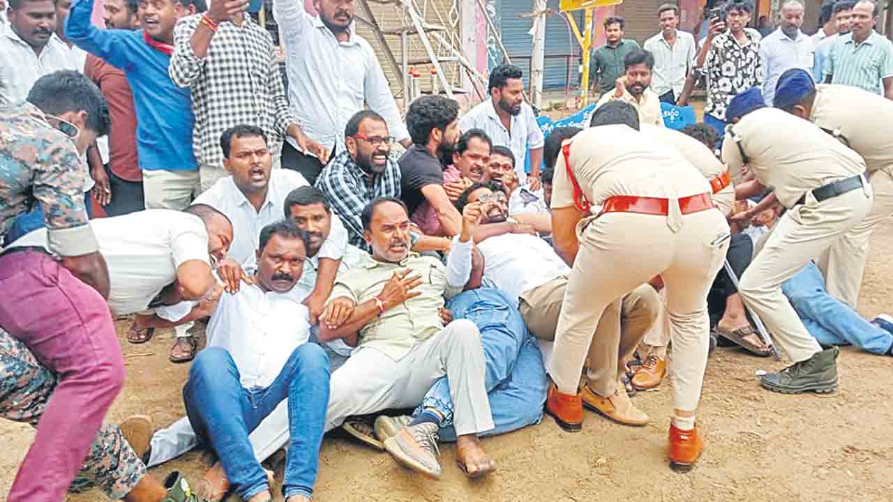 దీక్ష భగ్నంతో గన్నేరువరంలో ఉద్రిక్తత