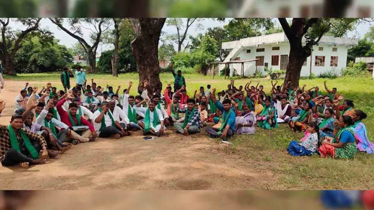 ఫారెస్ట్‌ అధికారుల తీరుపై ఆగ్రహం.. ఇందన్‌పెల్లిలో రాస్తారోకో