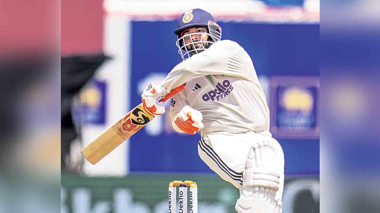 భారత్‌ గుప్పిట్లోకి.. తొలి టెస్టు విజయానికి 6 వికెట్ల దూరంలో గిల్‌సేన