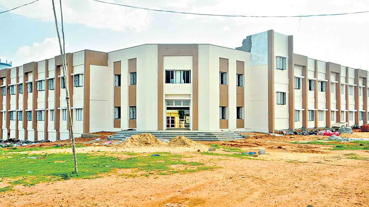 ఎమ్మెల్యేగా స్థలమిచ్చి.. సీఎంగా గుంజేసి!