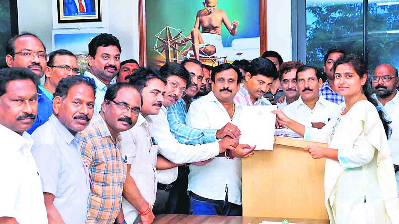 సమస్యలపై ఉద్యోగుల జంగ్‌