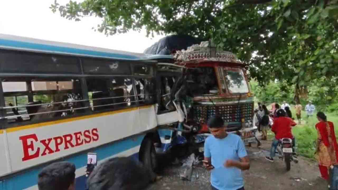 కొండగట్టులో బస్సు లారీ ఢీ.. 25 మందికి గాయాలు ఒకరి పరిస్థితి విషమం