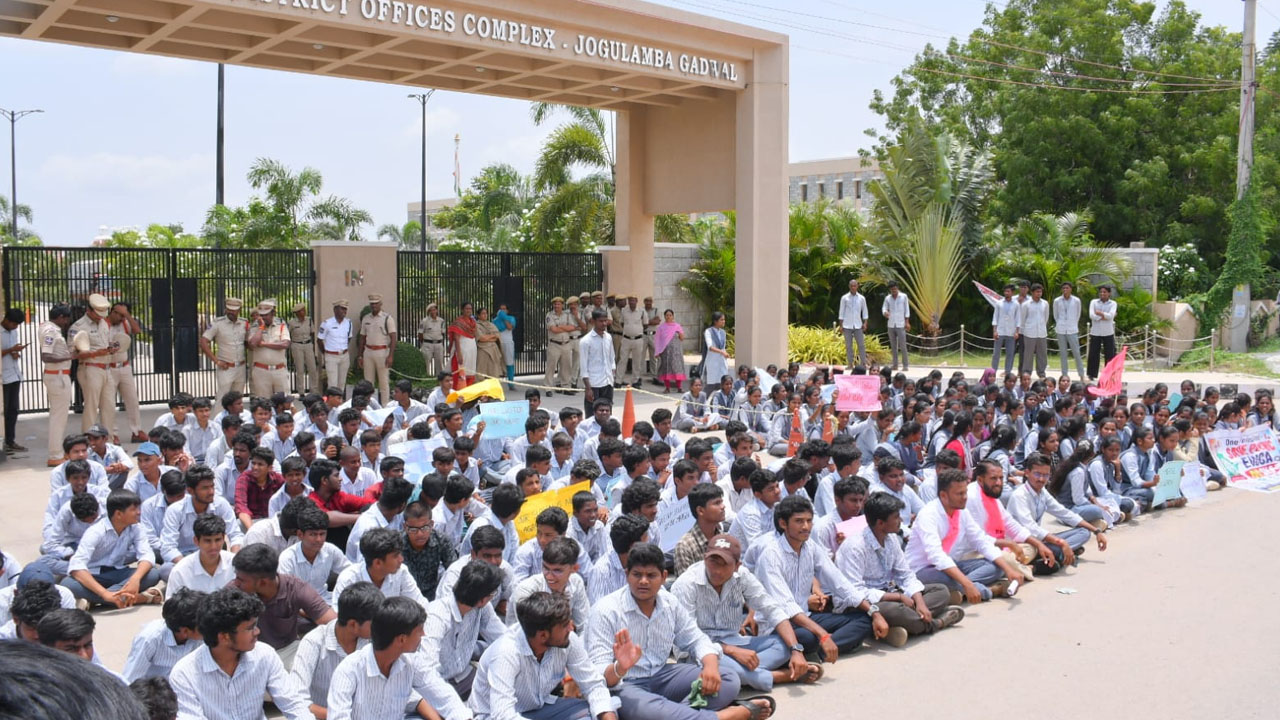 Politehnic Students | శక్తి స్కీమ్, జీవో-97ను వెంటనే రద్దు చేయాలని పాలిటెక్నిక్ విద్యార్థుల ఆందోళన