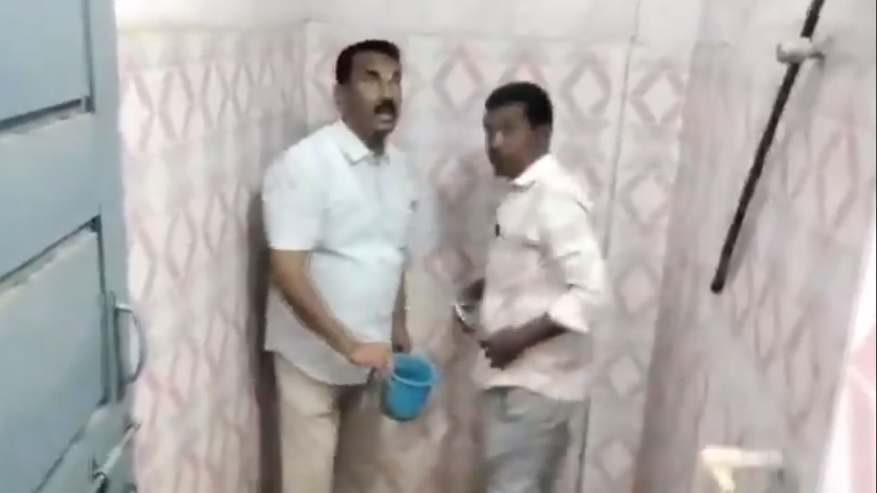 Minister Jupally | టాయిలెట్లు శుభ్రం చేసిన మంత్రి జూపల్లి కృష్ణారావు