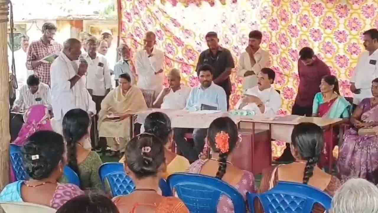 Jupally krishna Rao | ముందు మీ సొంత ఊరు సంగతి చూసుకోండి.. మంత్రి జూపల్లిని నిలదీసిన సర్పంచ్‌.. వీడియో