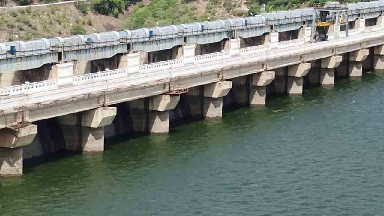 జూరాలకు స్వల్పంగా వరద