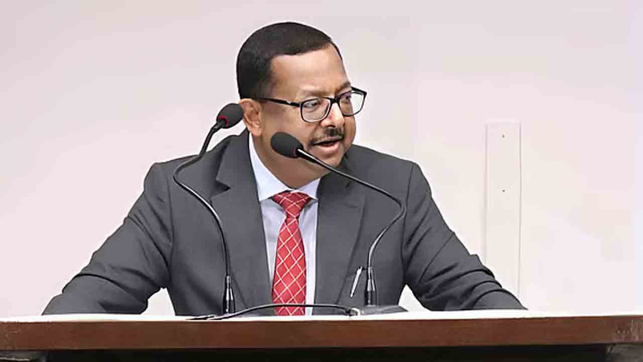 ప్రజలను ‘చీమల’ని పిలిచే జడ్జీలు వస్తారు