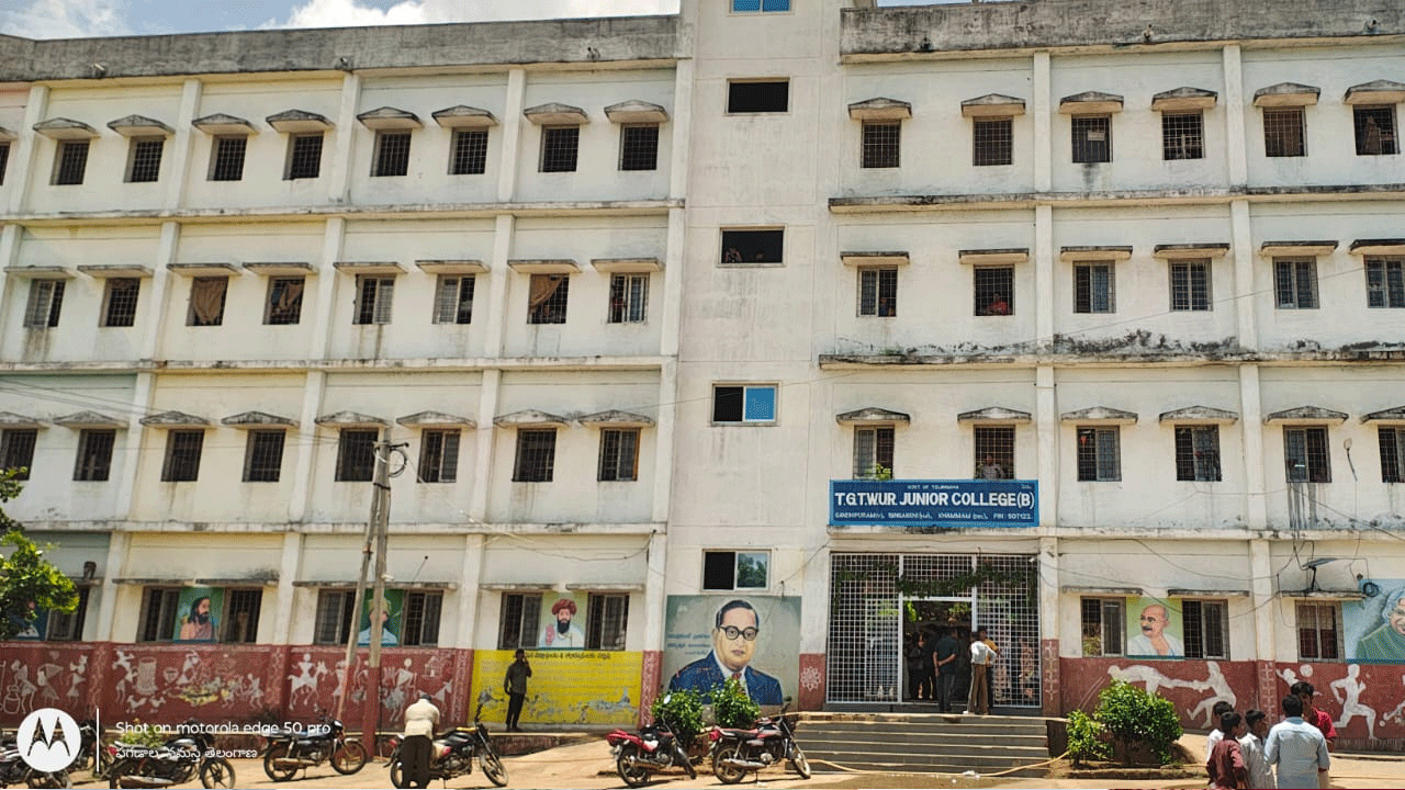 Ragging | గాంధీనగర్ గురుకులంలో ర్యాగింగ్.. జూనియర్లను చితకబాదిన సీనియర్లు