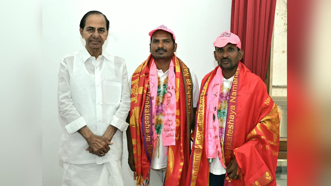 KCR | ప్రగతి ప్రదాత కోసం పాదయాత్ర.. ఆదివాసి బిడ్డలను సన్మానించిన కేసీఆర్‌