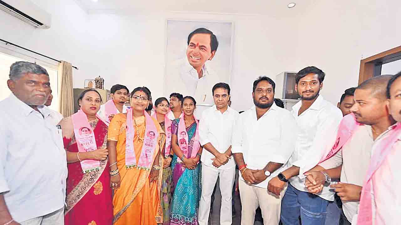 కేటీఆర్‌ సమక్షంలోబీఆర్‌ఎస్‌లో భారీగా చేరికలు