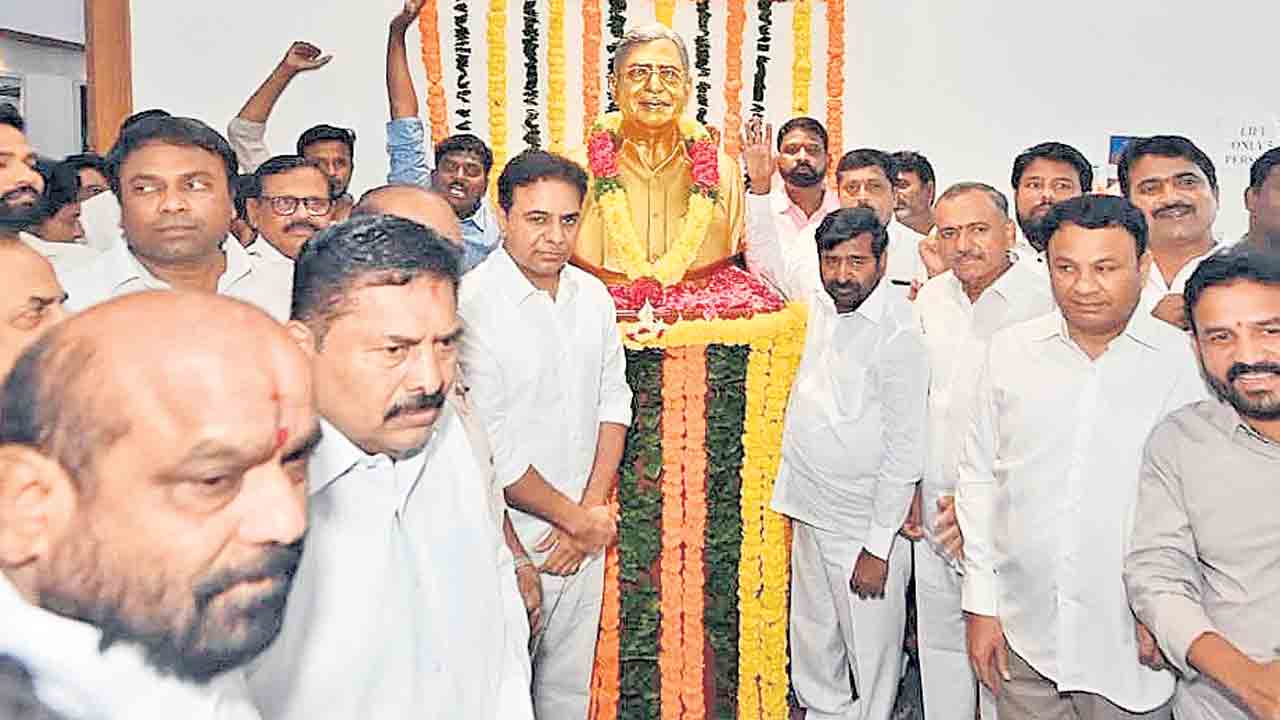 పూలమాల వేసి నివాళులర్పించి