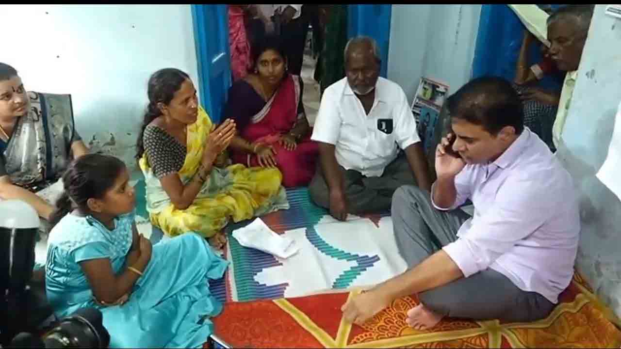 KTR | నేత కార్మికుడు వెంకటేశం కుటుంబానికి కేటీఆర్ పరామర్శ.. వీడియో
