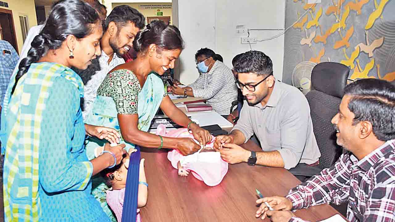 ప్రాణం పోసి.. నామకరణం చేసి మానవత్వాన్ని చాటుకున్న కేఎంసీ కమిషనర్‌ అగస్త్య