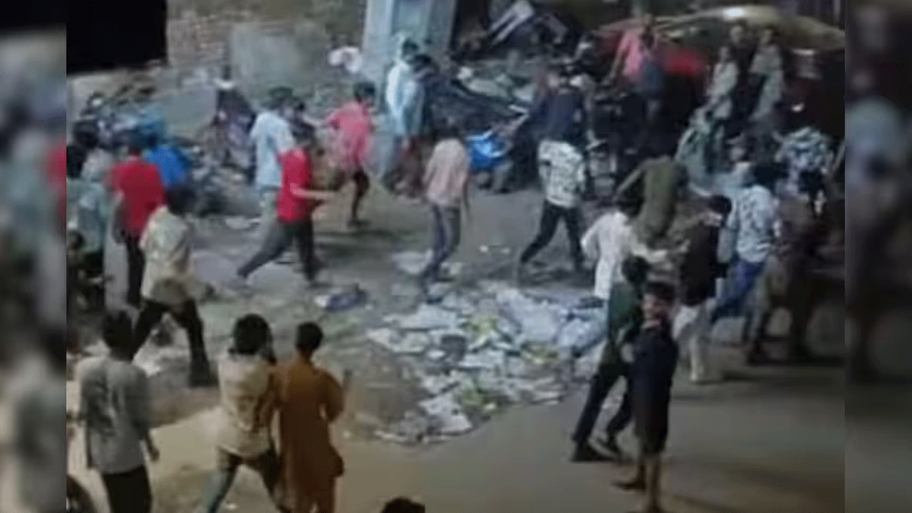 Viral News | వ‌స్త్ర దుకాణంలో రూ.16 ఆఫ‌ర్‌.. జ‌నం పోటెత్త‌డంతో తొక్కిస‌లాట‌.. చివ‌రికి ఏమైందంటే..!