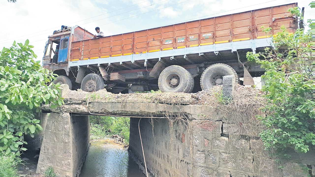 పెచ్చులూడినయ్‌.. ఇనుపచువ్వలు తేలినయ్‌!