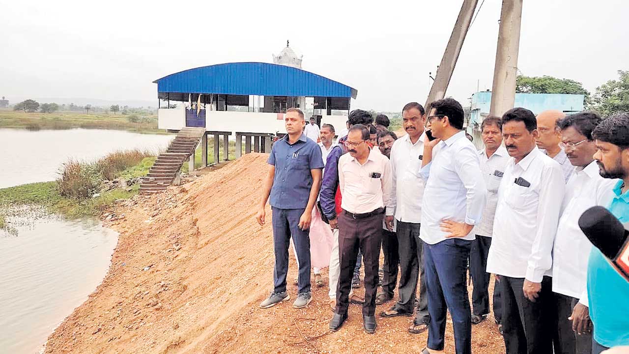 మత్స్యకారులకు పరిహారం చెల్లించాలి