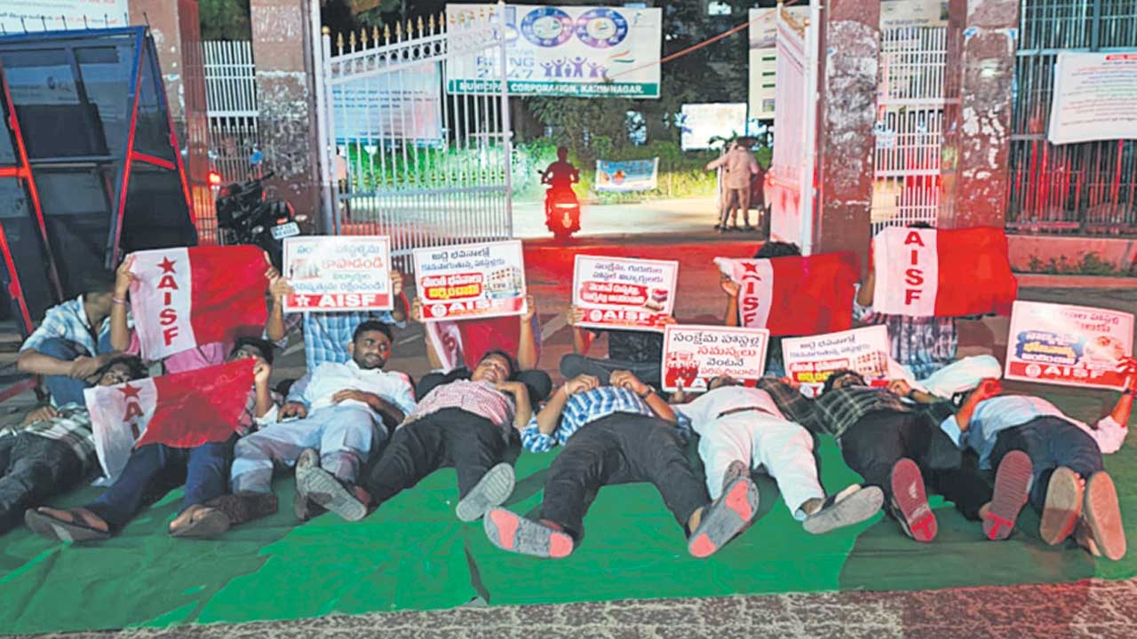 హాస్టల్‌ విద్యార్థులకు దుప్పట్లు ఏవీ?