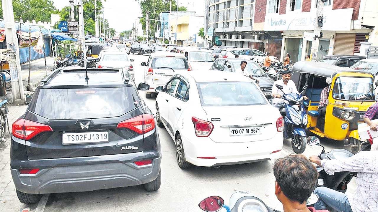 పార్కింగ్‌.. పరేషాన్‌!
