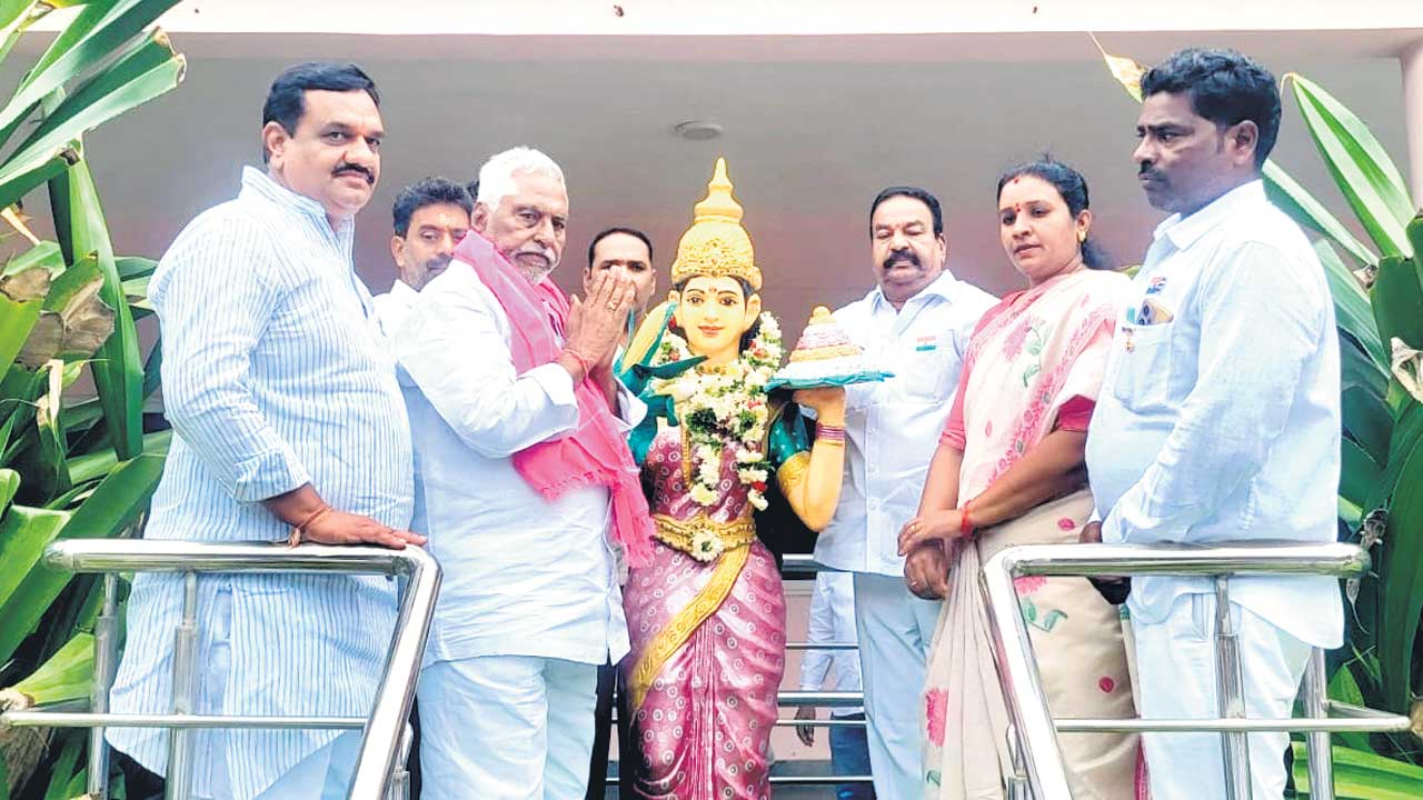 హామీలు ఎప్పుడు అమలు చేస్తరు