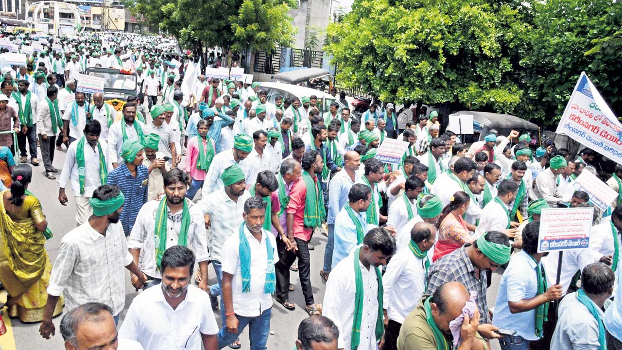 పాడి రైతుల కదం