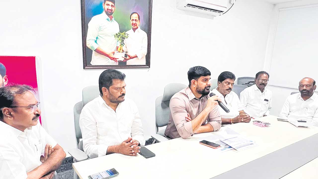 ప్రజల వెంట ఉండాలి