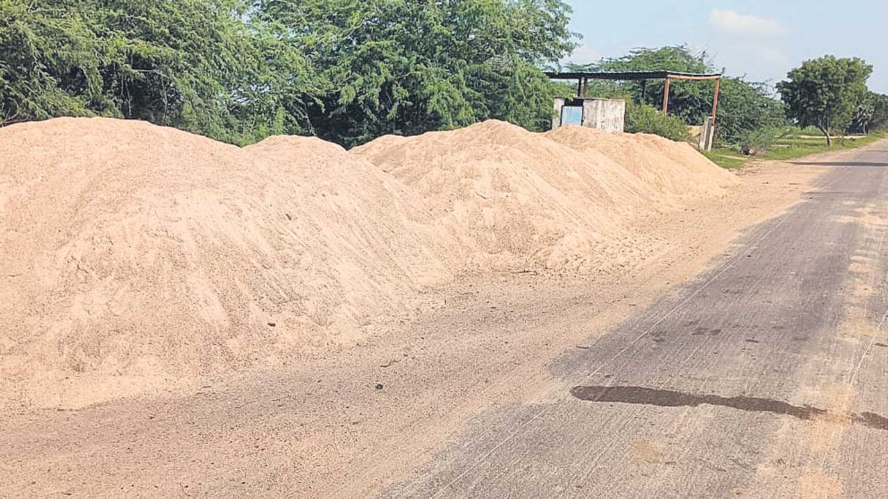 ఇసుక డంప్‌లను చూపి రవాణా