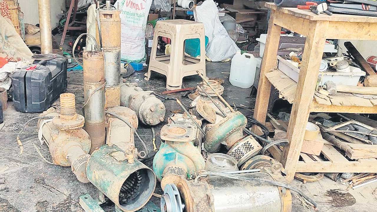 ఎల్‌టీలైన్‌కు తాకిన వైర్లు.. కాలిన మోటర్లు