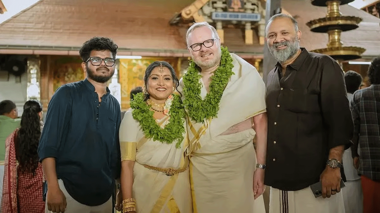Kerala Woman | గురువాయుర్ ఆల‌యంలో కేర‌ళ మ‌హిళ‌ను పెళ్లాడిన స్కాట్లాండ్ ఎంపీ.. నెర‌వేరిన భార్య తొమ్మిదేళ్ల క‌ళ‌..!