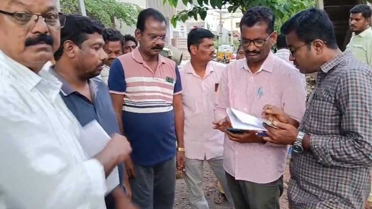 రూ.కోటి ప్రభుత్వ భూమి హాంఫట్‌!