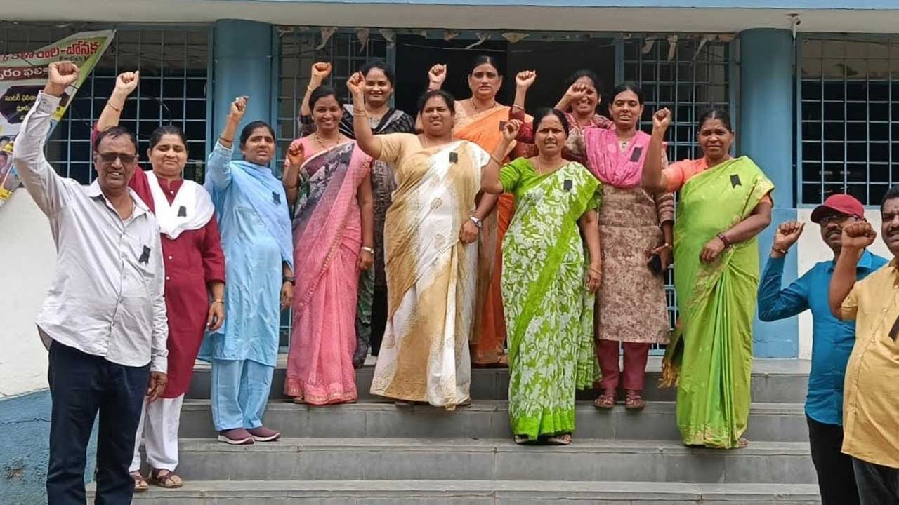 పీఆర్సీ, పెండింగ్‌ డీఏలు చెల్లించండి