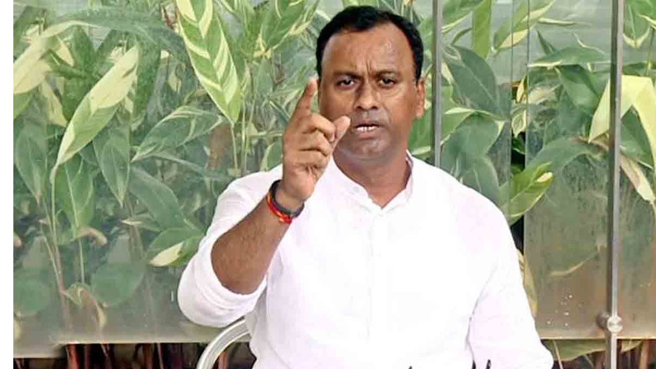 Komatireddy Rajagopal Reddy | ఆంధ్ర మీడియా ఛానళ్లు తమకు సర్టిఫికేట్ ఇవ్వాల్సిన అవసరం లేదు : కోమటిరెడ్డి సంచలన వ్యాఖ్యలు