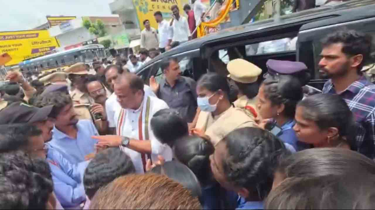Komatireddy Venkatreddy | పాలిటెక్నిక్ విద్యార్థులకు మంత్రి కోమటిరెడ్డి నిర్లక్ష్యపు సమాధానం.. వీడియో