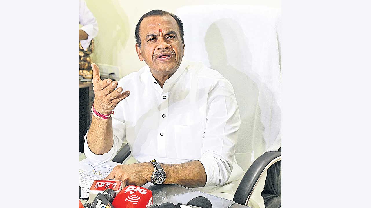 ఫీ‘డర్‌’పై కోమటిరెడ్డి కస్సుబుస్సు